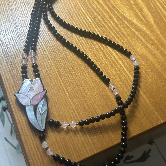 Vintage Elegant Black and Pink Beaded Necklace with mother of pearl inlay - Picture 3 of 4